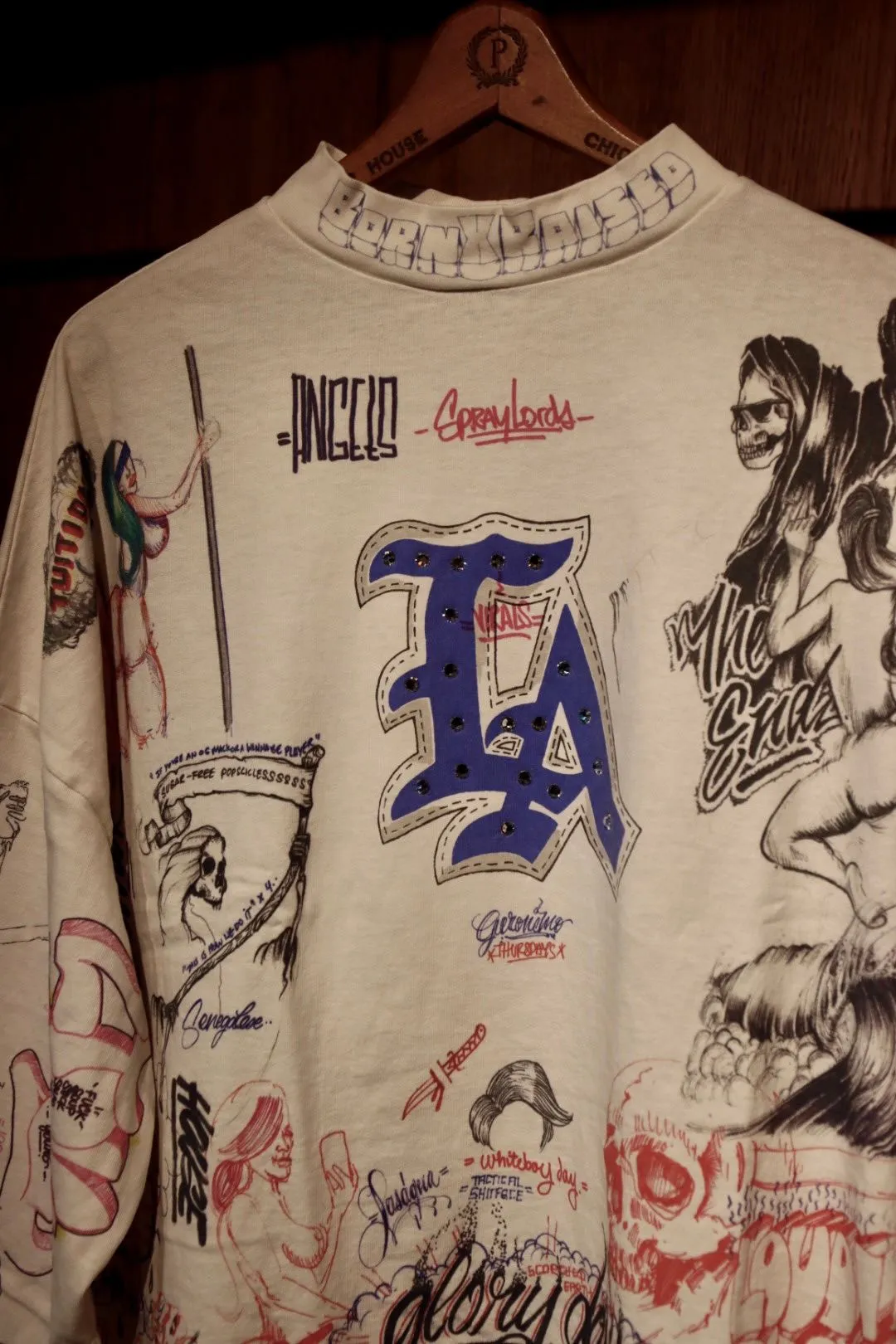 SAINT Mxxxxxx × BORNXRAISED BR_LS TEE/LA/WHT Latest co-branded model LA diamond all-over long sleeves off-white S-XL Super heavy work started in February and lasted three months Super complex 36 sets of screens Outlined pictures make you doubt your life Super perfect reproduction of printing Genuine Czech diamonds Pressure-free reproduction